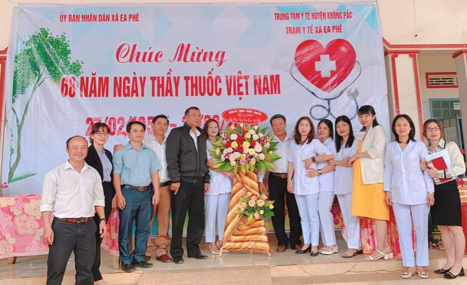 Lãnh đạo UBND xã Ea Phê thăm, tặng hoa chúc mừng Trạm Y tế nhân kỷ niệm 68 năm ngày Thầy thuốc Việt Nam (27/2/1955 - 27/2/2023)